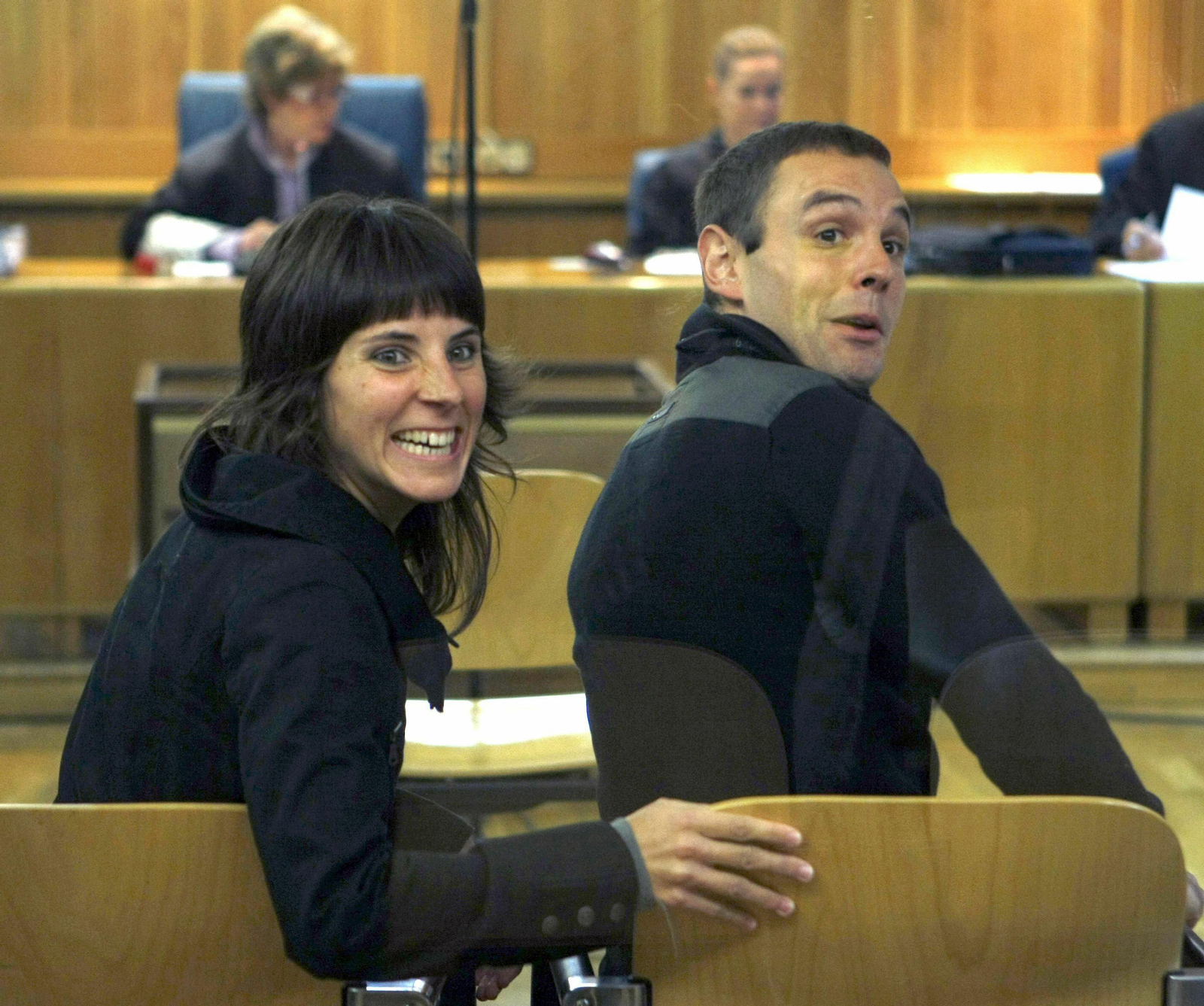 Unai  Fano (derecha) y María Lizárraga  saludan a los familiares y amigos durante un juicio.