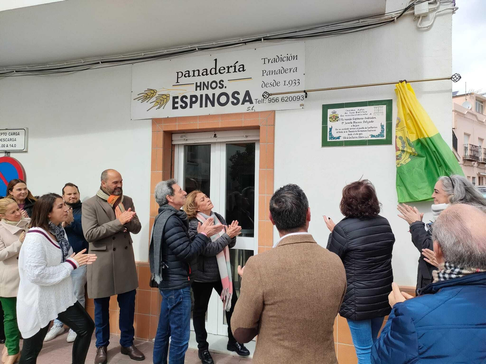La panadería Hnos. Espinosa descubre una cerámica por sus 90 años de trabajo.
