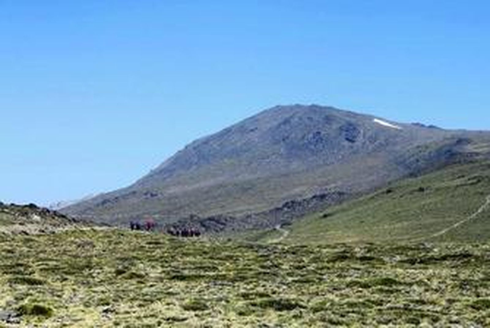 La delegada de Medio Ambiente, Sandra García, visitó ayer junto a los responsables del servicio la cara sur de las cumbres de la Sierra.