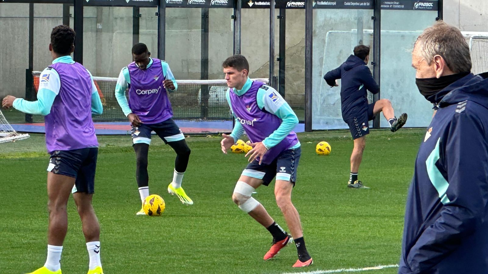 Altimira luce un aparatoso vendaje en su pierna derecha.