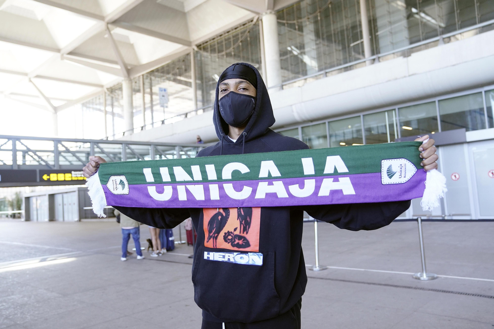 Las fotos del primer día de Malcolm Thomas: aeropuerto, examen médico y entrenamiento