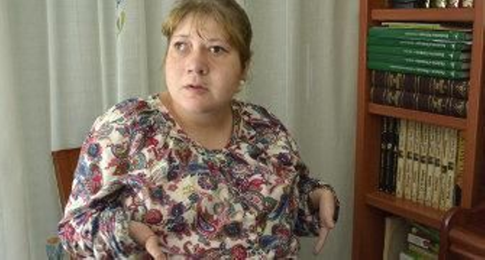 Raquel Gómez, afectada por la talidomida, en su casa. / Manuel Gómez