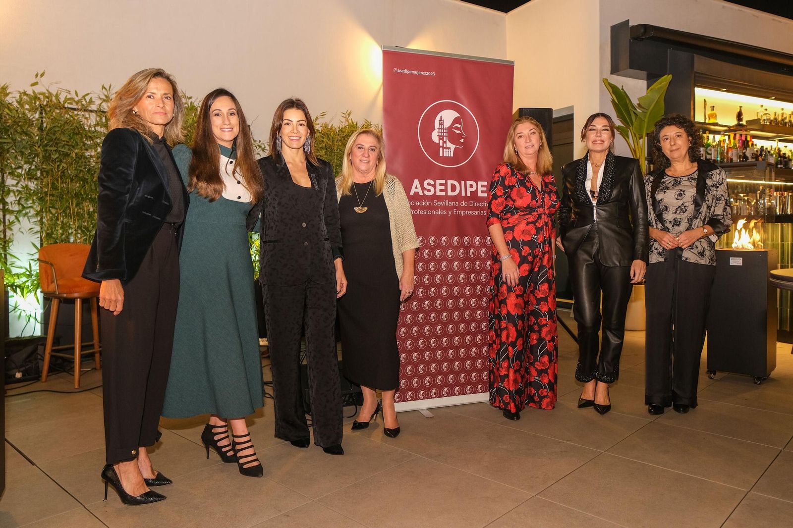 La Junta directiva de la Asociación Sevilla de Directivas, Profesionales y Empresarias (Asedipe), en la terraza del hotel Soho Boutique.