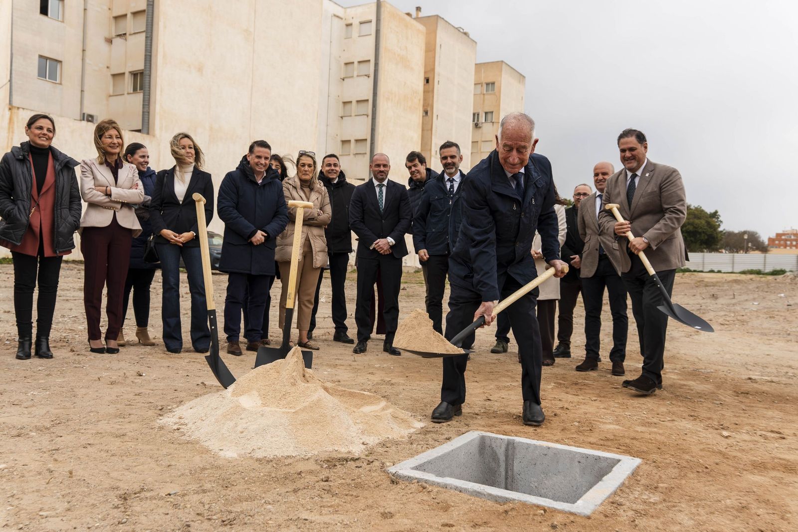 Gabriel Amat pone la primera piedra del nuevo IES Las Marinas de Roquetas.