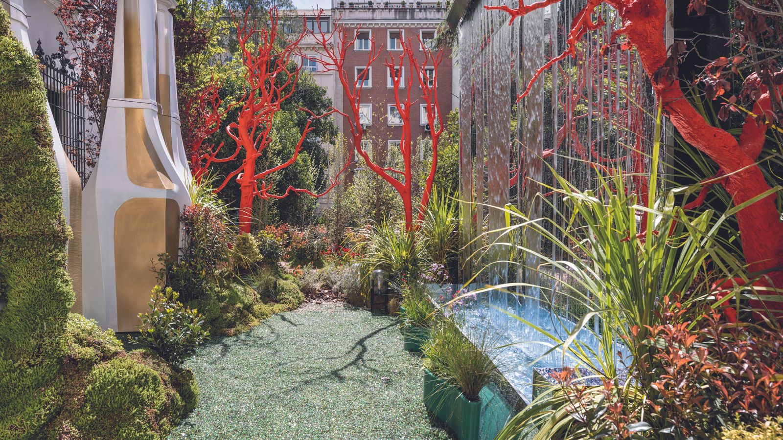 El espejo de agua que sirve de entrada al Palacio de la Trinidad.