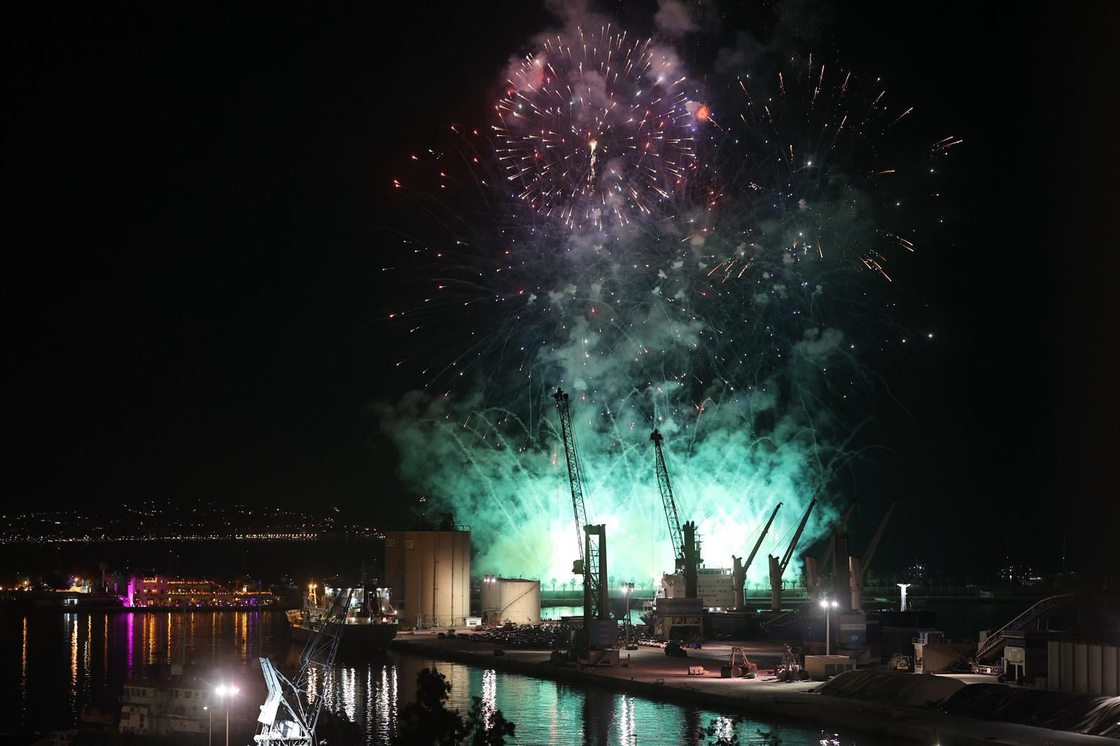 El show de drones y fuegos que da la bienvenida a la Feria de Málaga, en imágenes