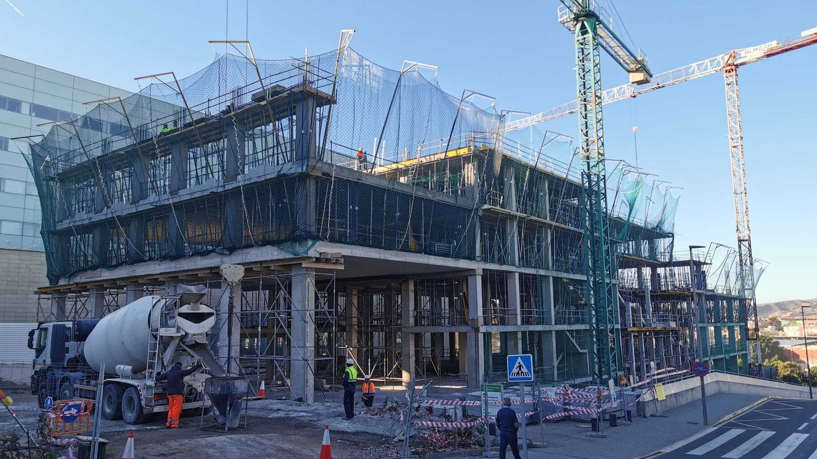 La estructura del nuevo edificio de Consultas Externas que albergará el Hospital de Día Oncológico está prácticamente a un mes y medio de concluir toda su estructura.