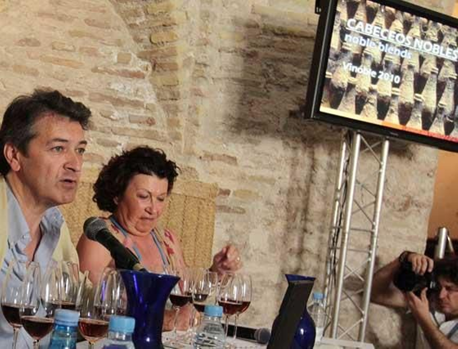 César Saldaña, en plena cata. Tras él, Paz Ivison.

Foto: Miguel Angel Gonzalez