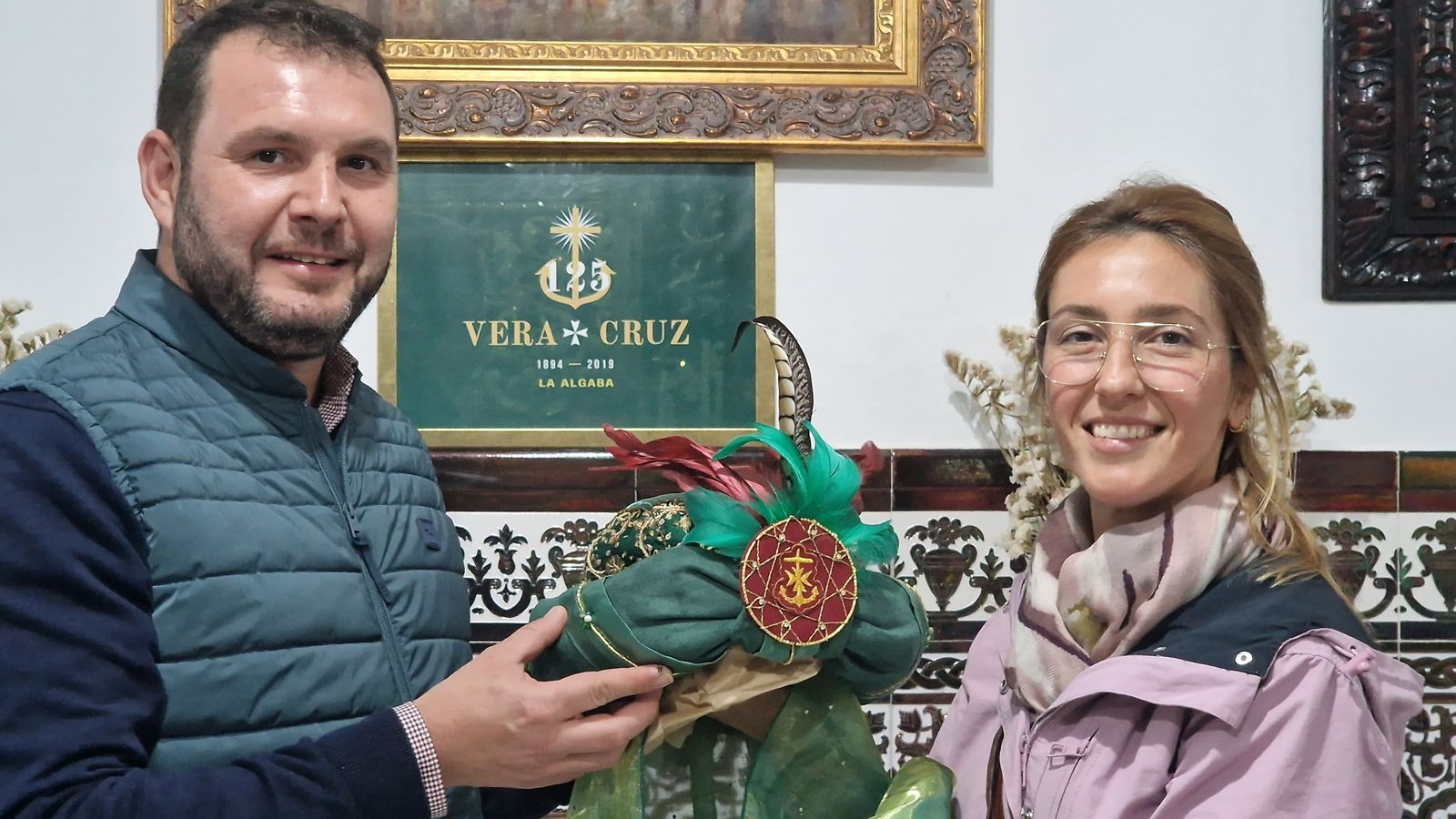 El hermano mayor, Antonio Miguel Gutiérrez, recibe el turbante realizado por Rocío Ambrona.