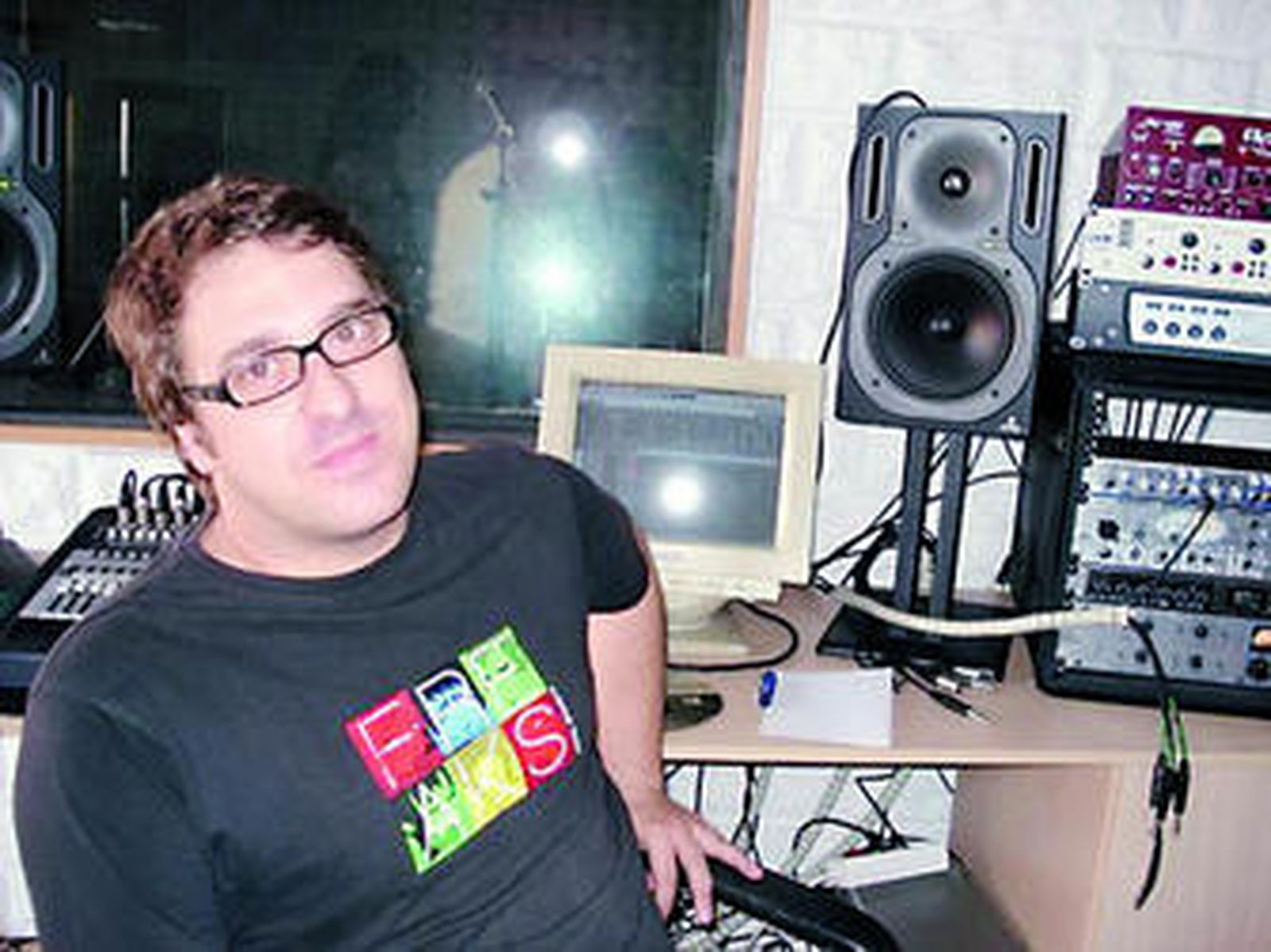 Uno de los miembros de OdeOnDream grabando una maqueta en Sunday Morning Records.