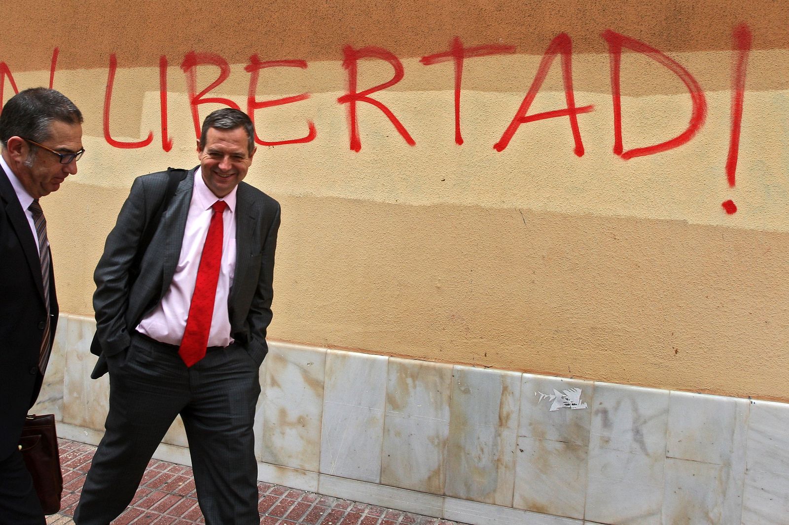 Miguel Osuna, junto a su abogado, tras una de sus declaraciones en los juzgados.