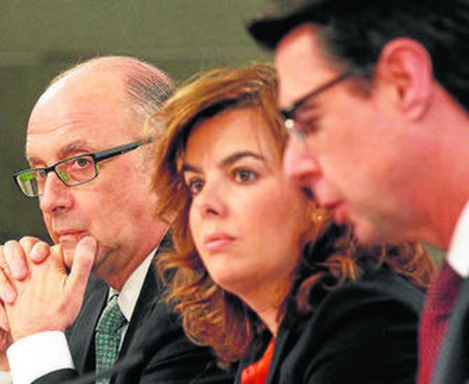 Montoro explica los PGE junto a Sáenz de Santamaría y Soria.