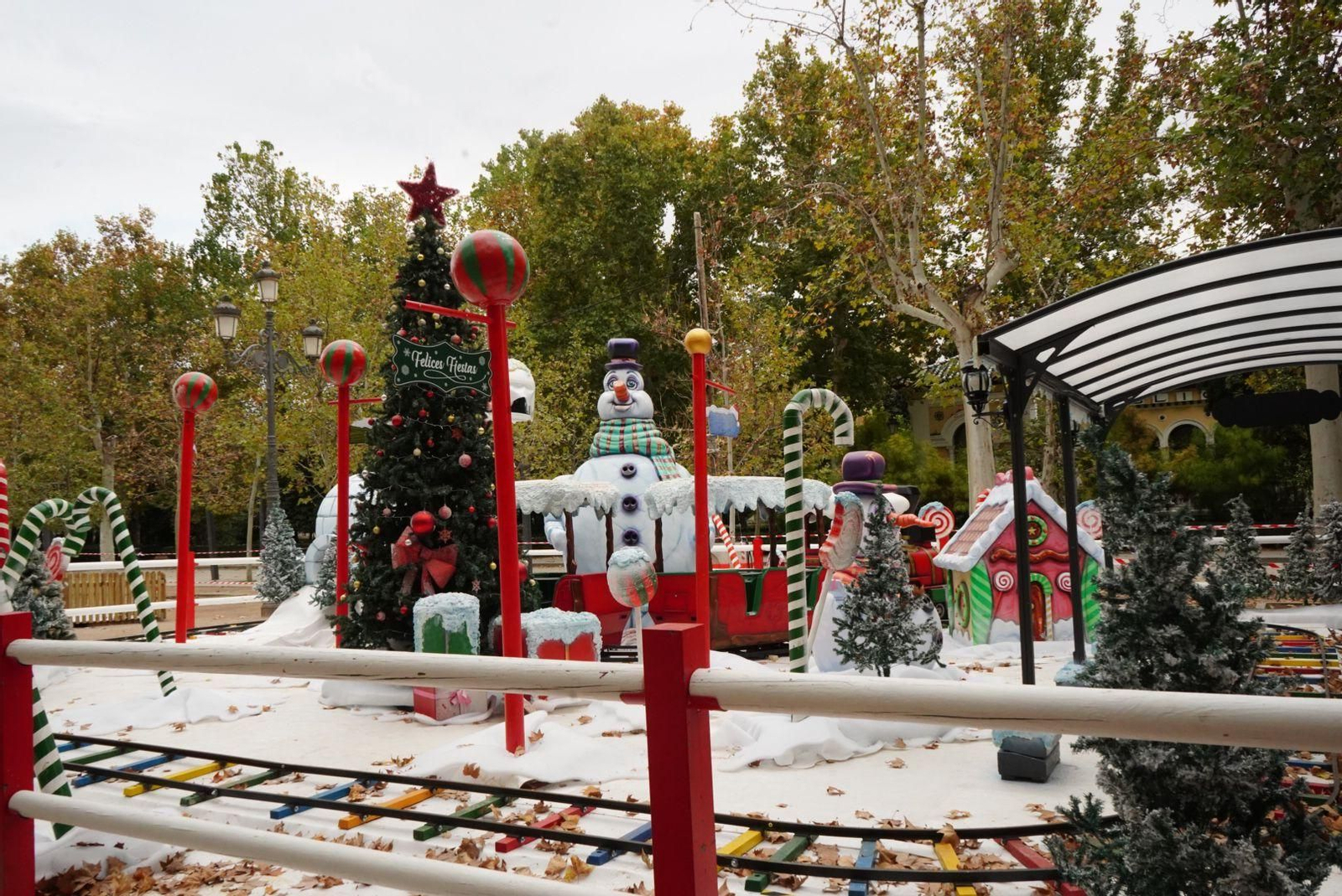 Imágenes: El 'poblado de Navidad' del Paseo del Salón, casi listo para llenarse de niños