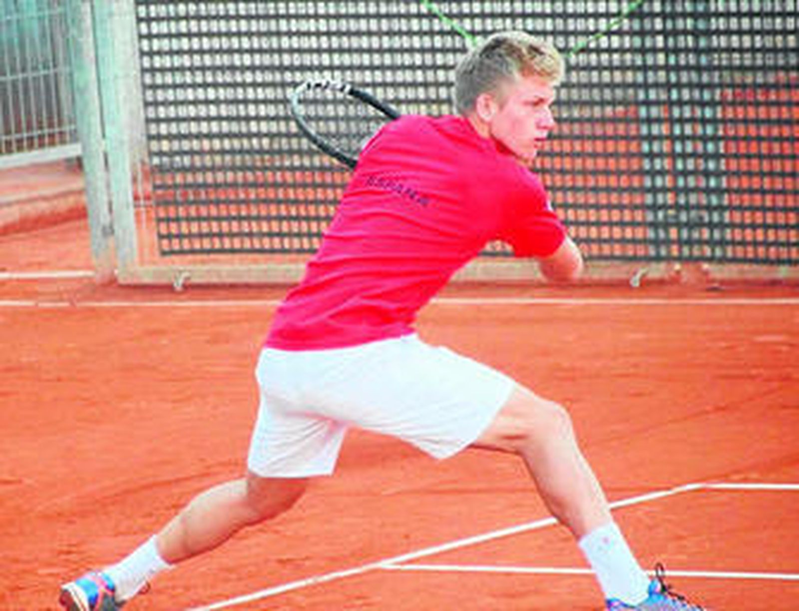 1. Davidovich se dispone a golpear de revés en un torneo nacional de tierra batida. 2. El tenista de la Cala del Moral celebra con rabia una victoria. 3. Rafa Nadal posa junto a Davidovich tras la victoria de éste en el Masters del Tour Mapfre de hace dos años.