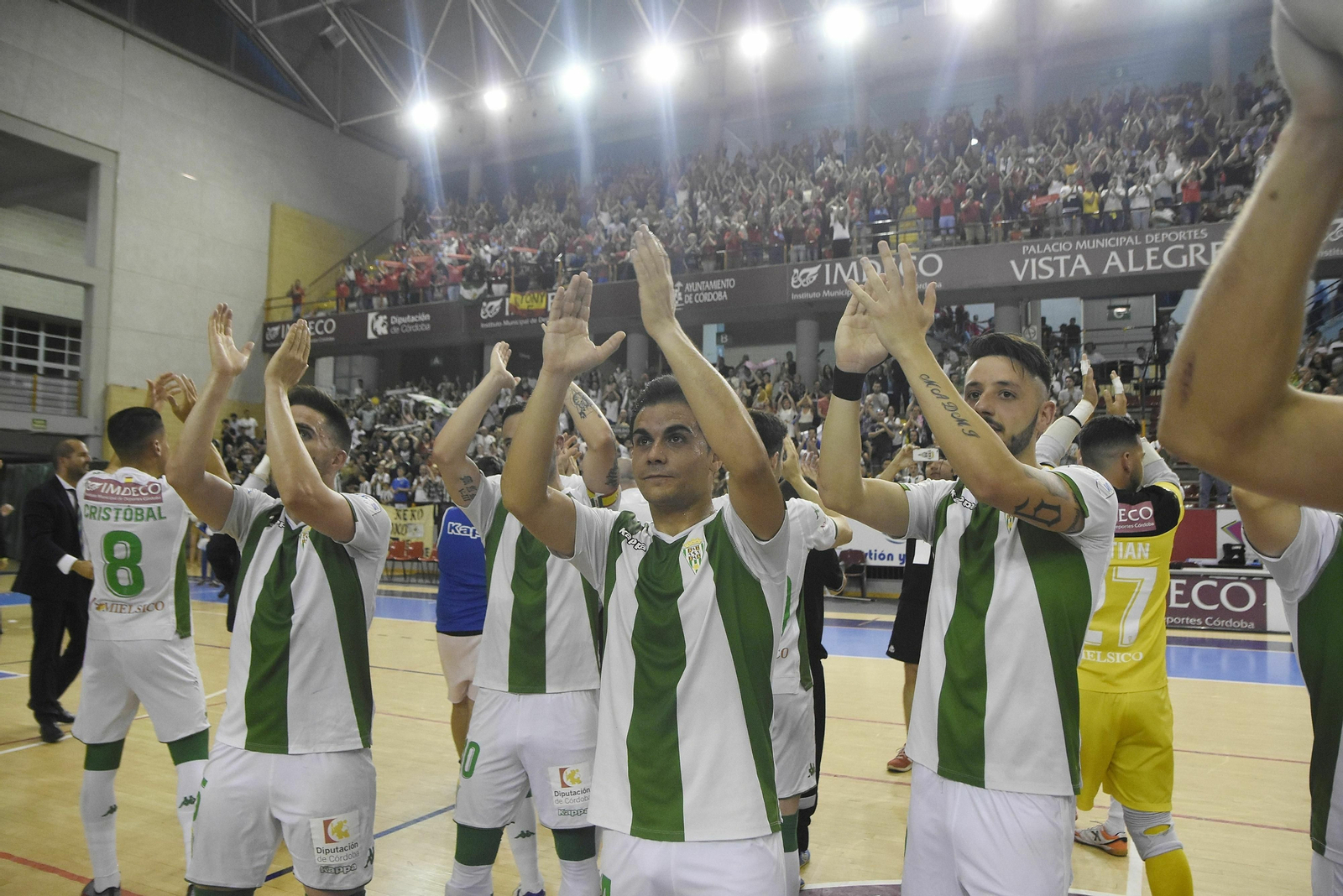 Los jugadores del Córdoba CF Futsal aplauden a un Vista Alegre lleno en la final del 'play off'.