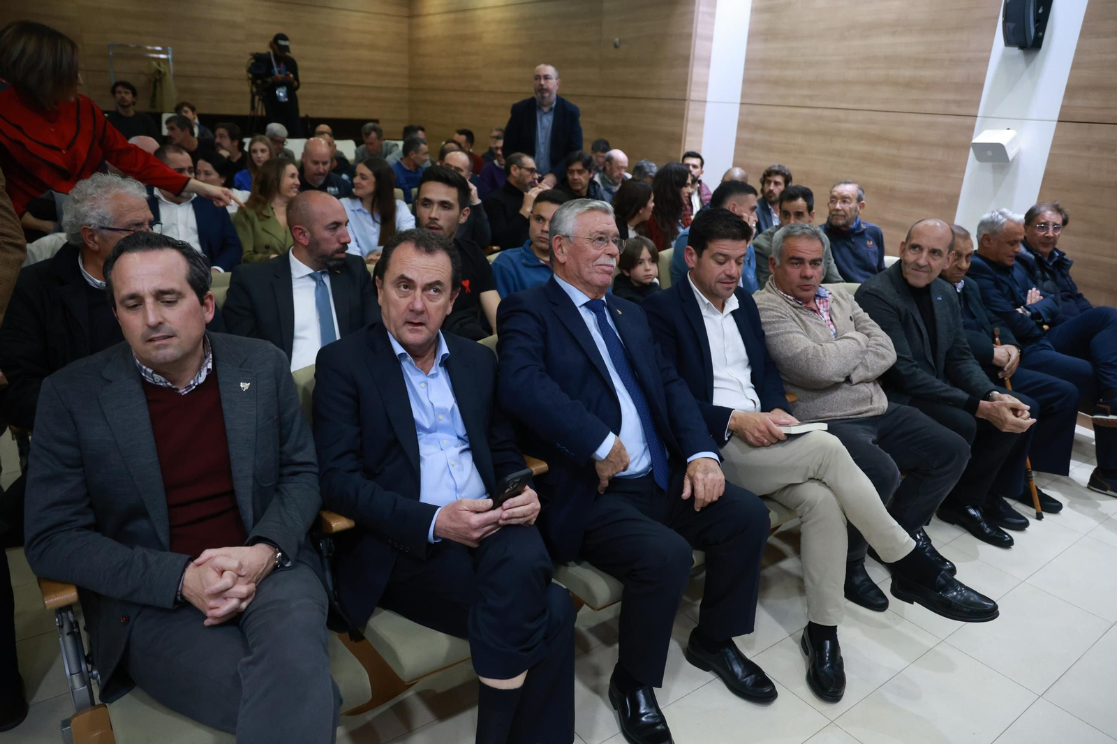 Basti: La presentación de su libro en La Rosaleda, en fotos