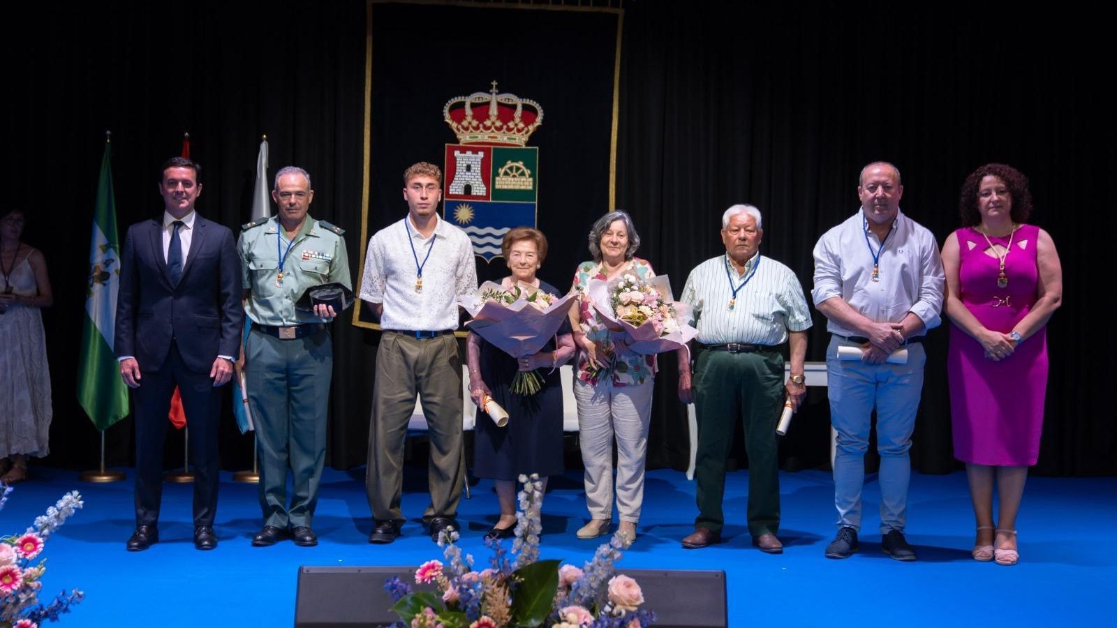 Vecinos de Balanegra han sido homenajeados por su contribución al municipio.