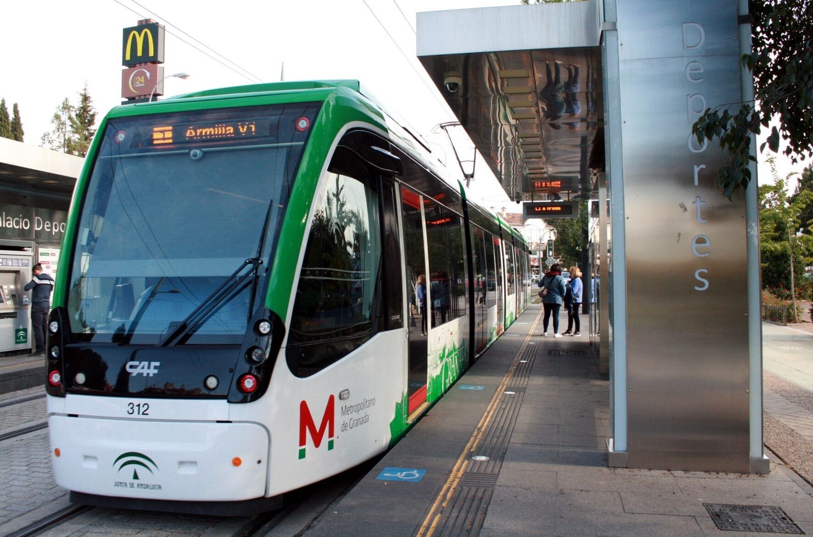 El Metro de Granada se repone de una caída de la tensión que ha detenido los trenes un cuarto de hora