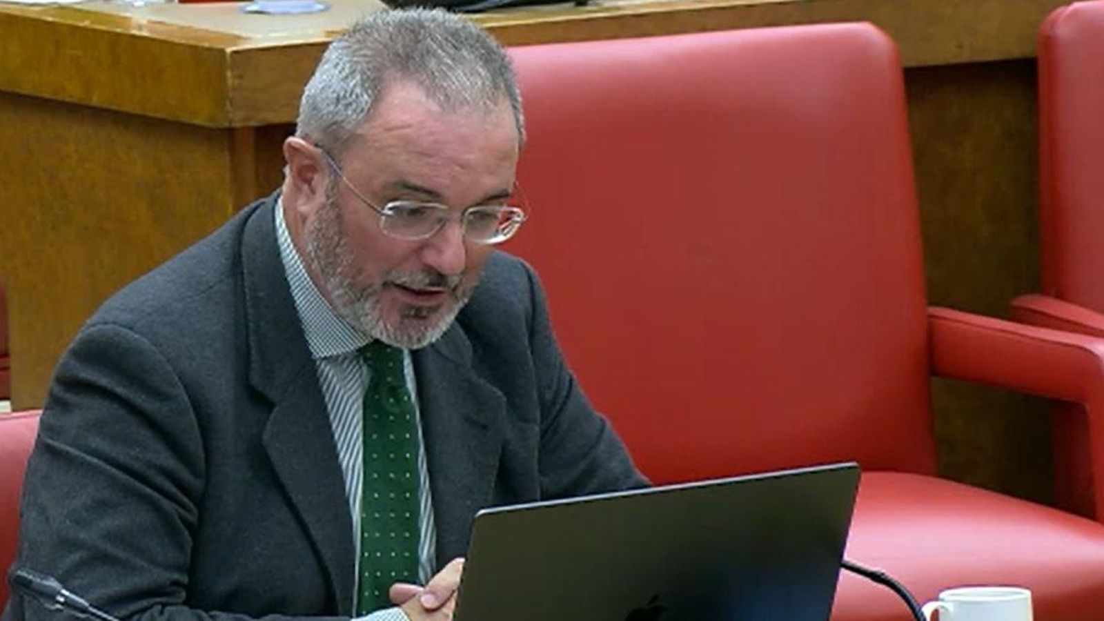 Carlos Flores, portavoz de Vox, durante el debate.