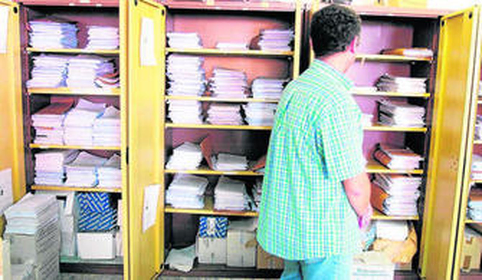 Un funcionario en el servicio común de notificaciones y embargos de Sevilla, en una imagen de archivo.