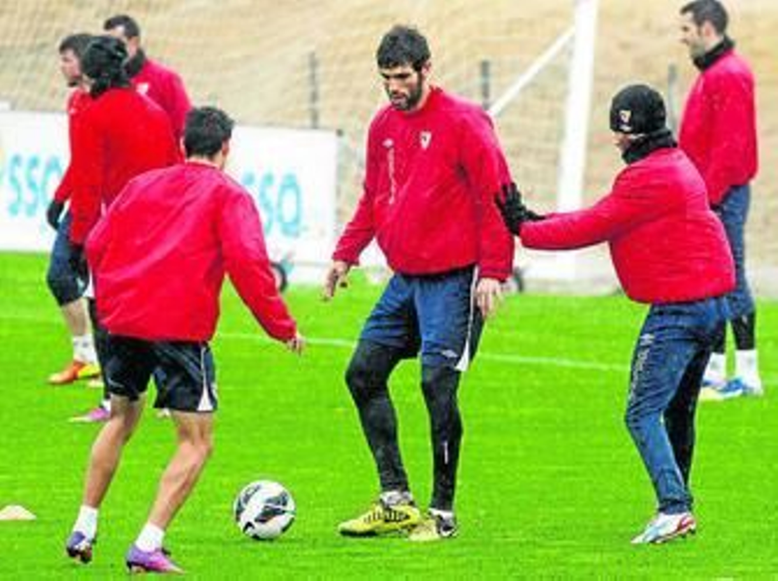 Fazio pelotea con Jesús Navas bajo la lluvia.