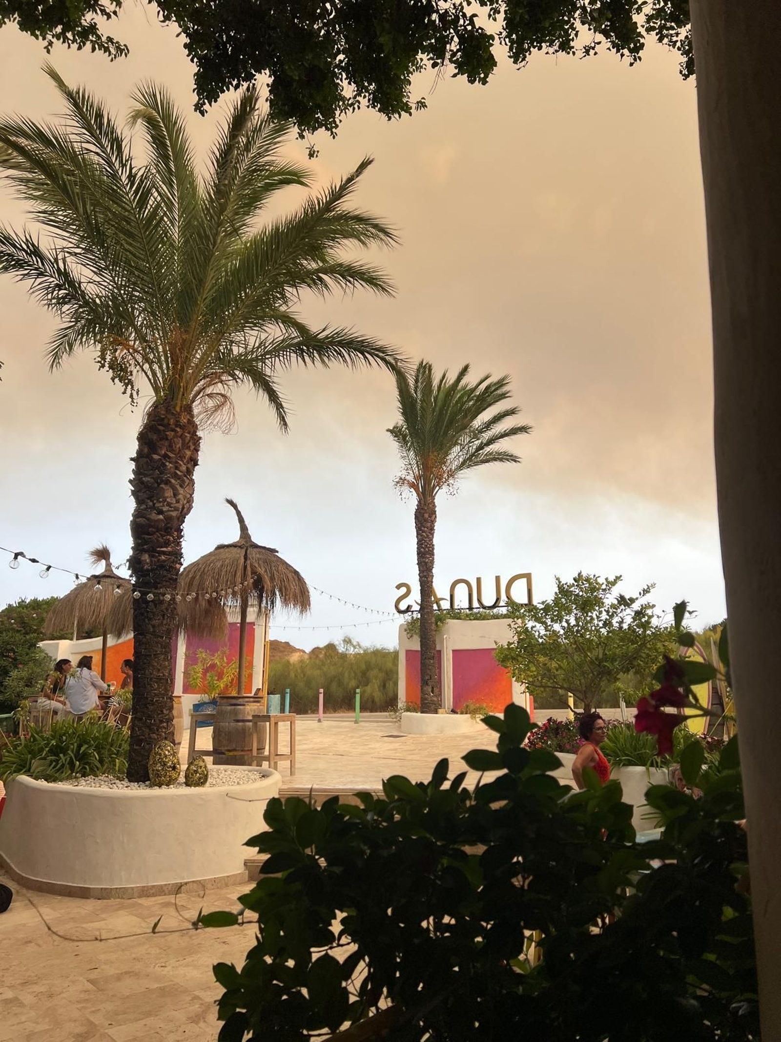 El momento en el que la nube de polvo y humo del incendio llegaba al Hotel Dunas