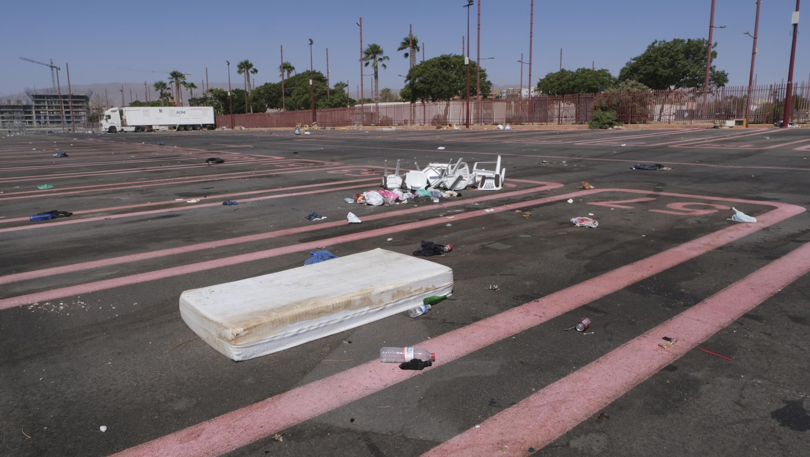 Fotos de la basura acumulada en el aparcamiento de los feriantes en la Vega de Acá