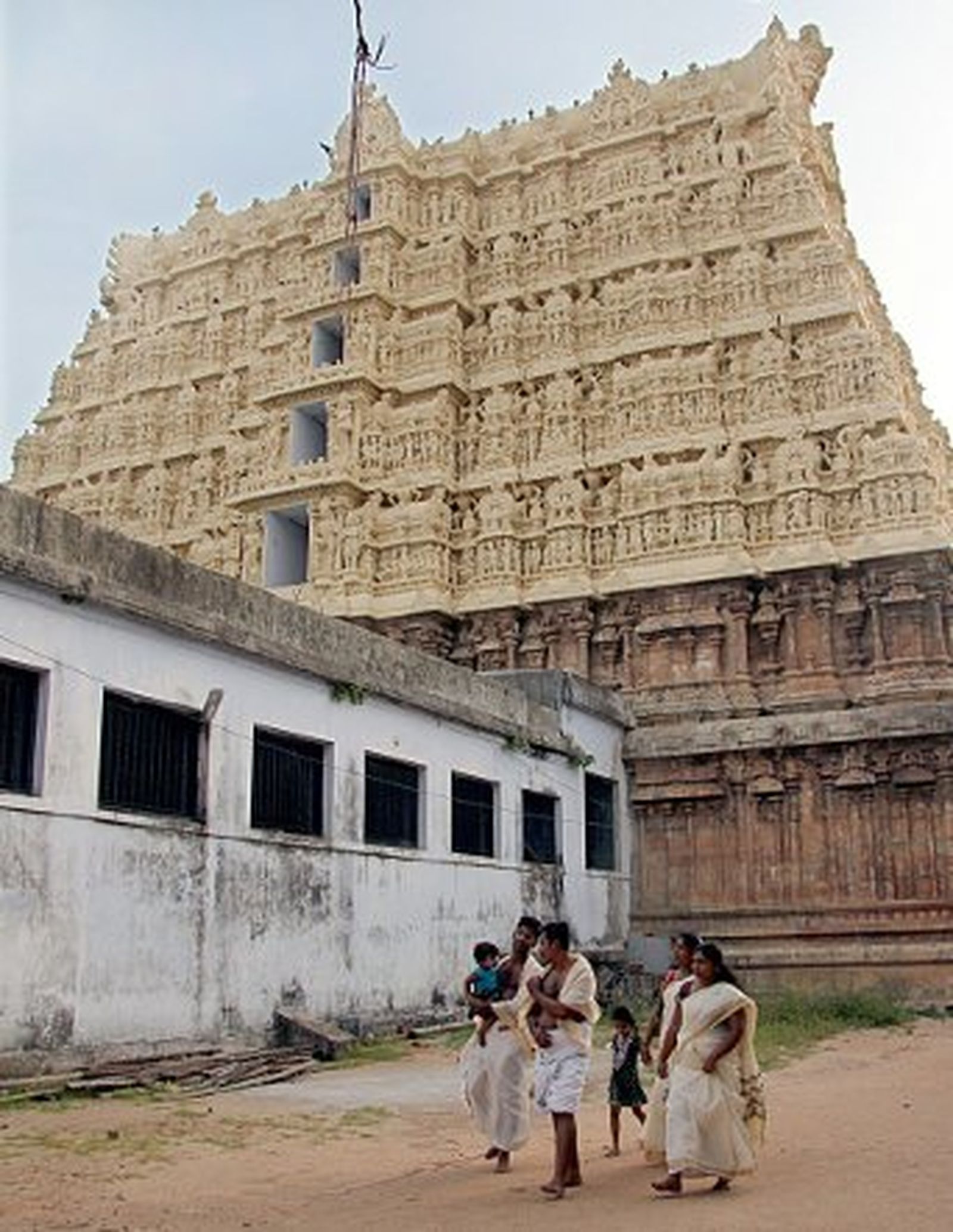 Hallan un tesoro multimillonario oculto en un templo en la India