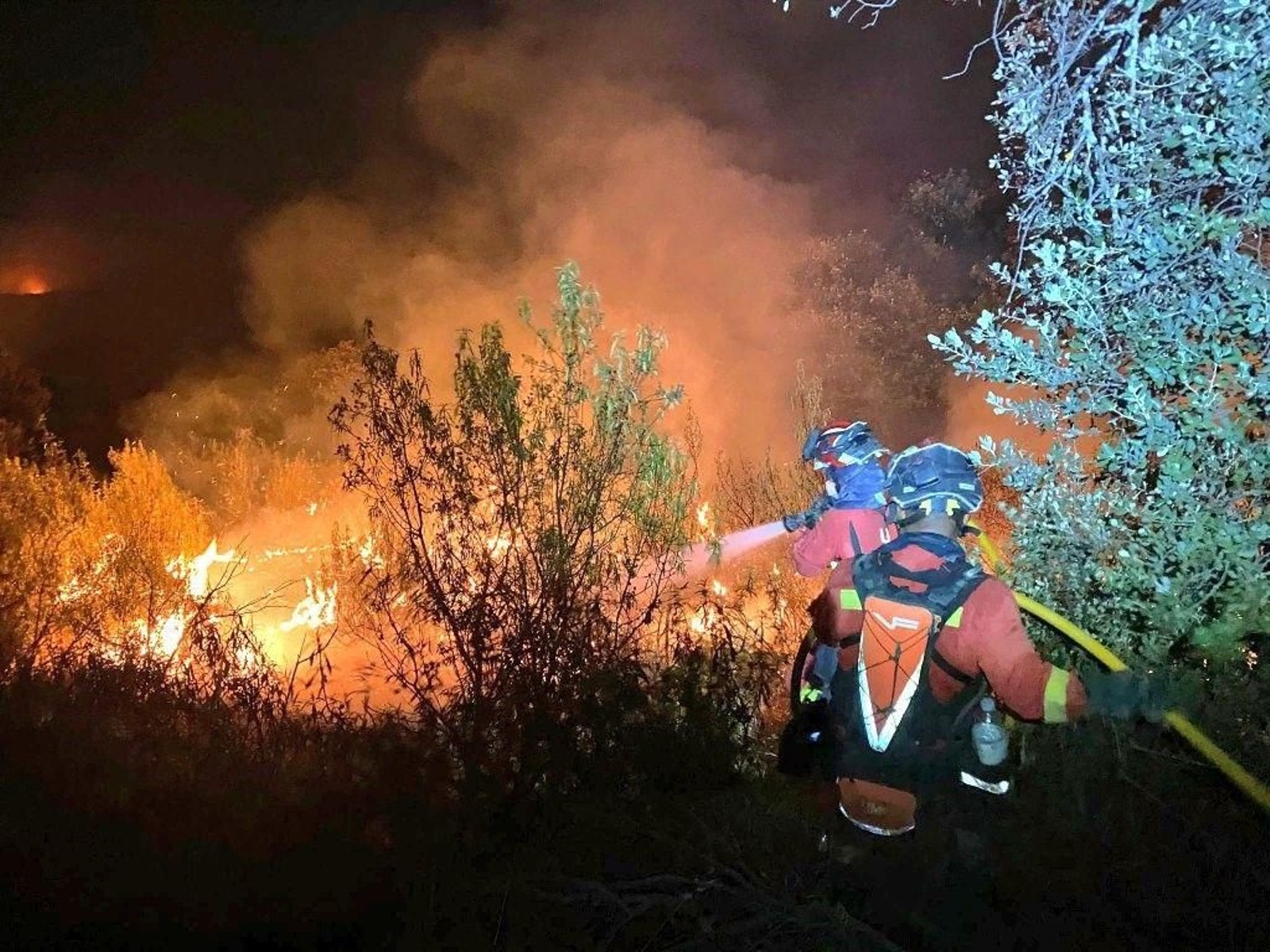 Labores de control del incendio de Tres Cantos durante la noche