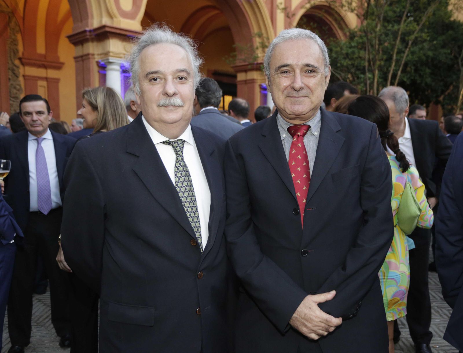 El médico y escritor Ismael Yebra con Rafael Valencia, director de la Academia Sevillana de Buenas Letras.