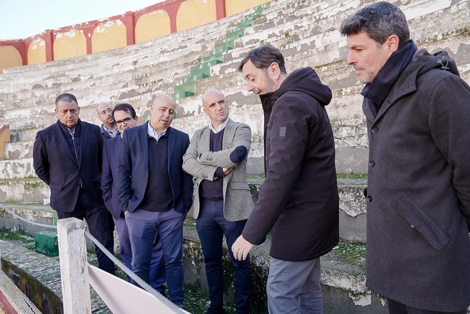 Autoridades durante la visita a la Plaza de Toros de Huércal-Overa.