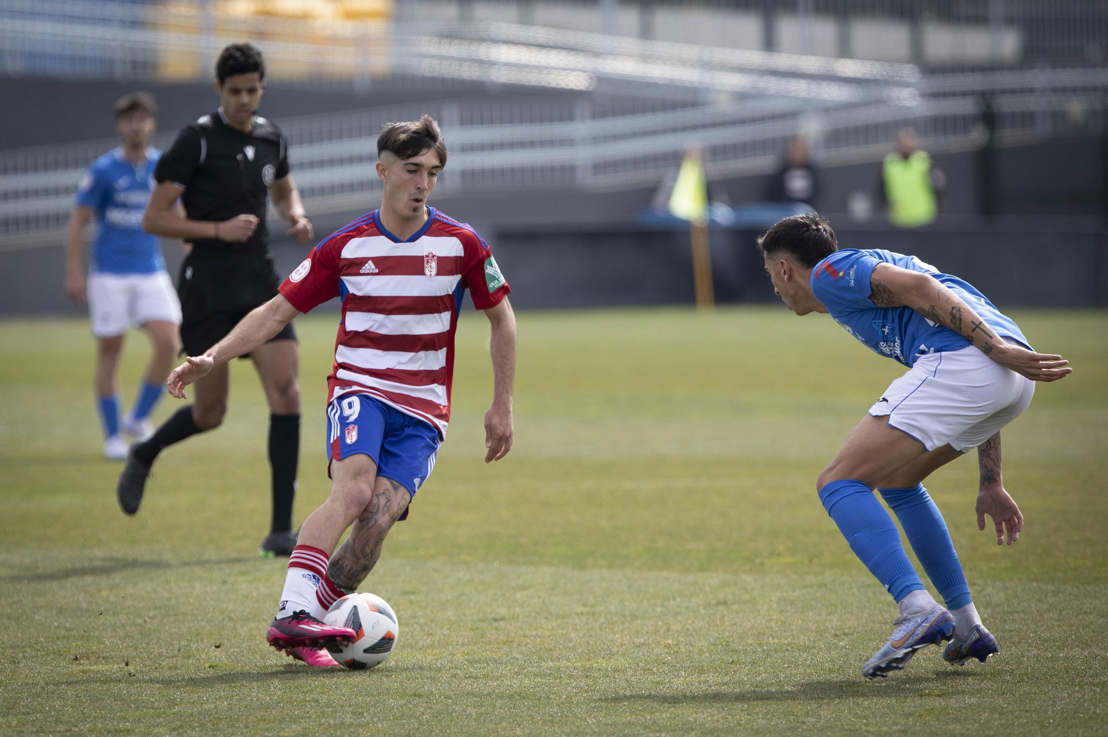 Julito encara a un rival.