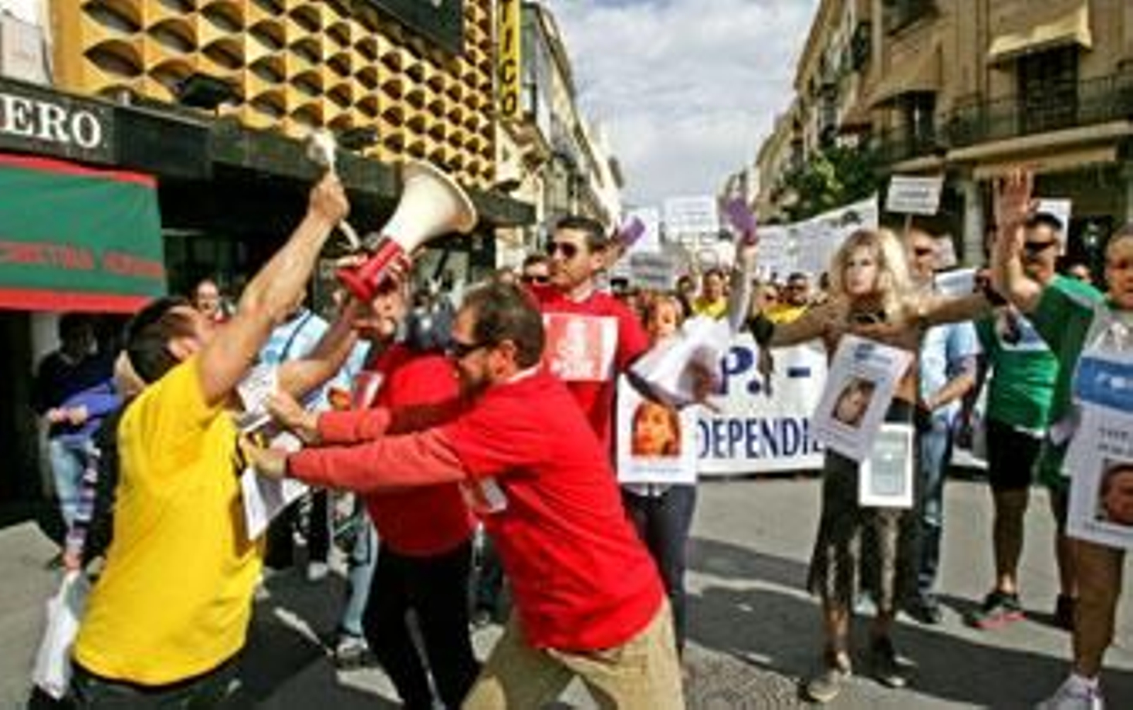 La Policía Local se disfraza de los tres alcaldes de la democracia en otra protesta