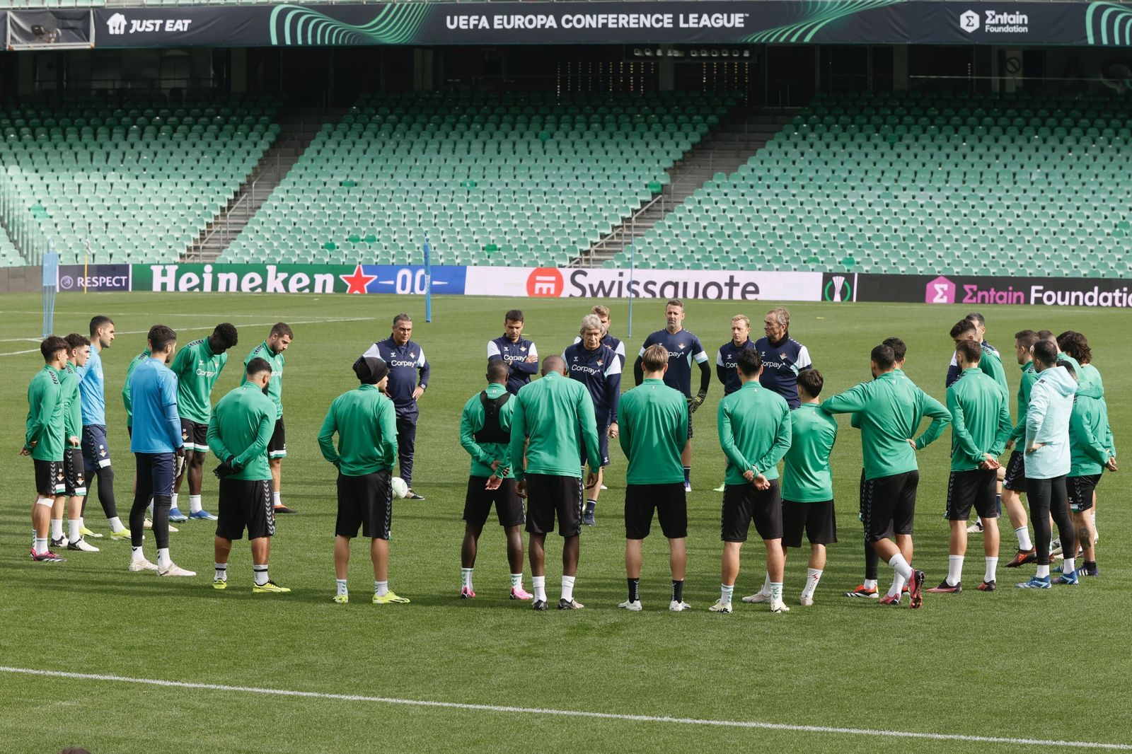 Manuel Pellegrini da la charla a la plantilla antes del entrenamiento previo al duelo de Conference League ante el Dinamo de Zagreb.