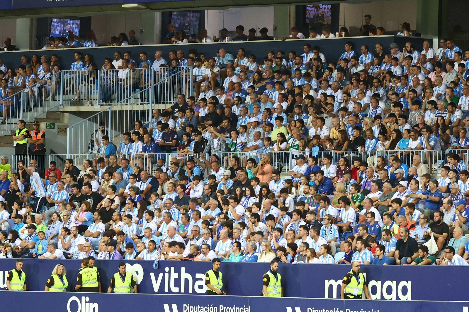 Búscate en las gradas de La Rosaleda durante el Málaga CF-Elche CF Búscate en las gradas de La Rosaleda durante el Málaga CF-Elche CF