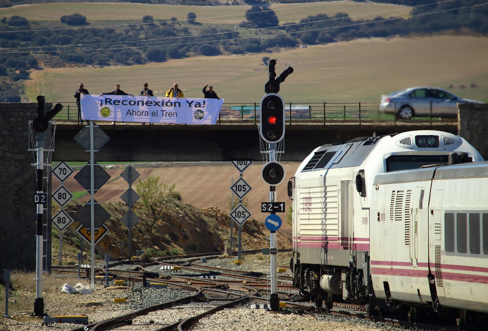 Un Talgo por la vía de Moreda.