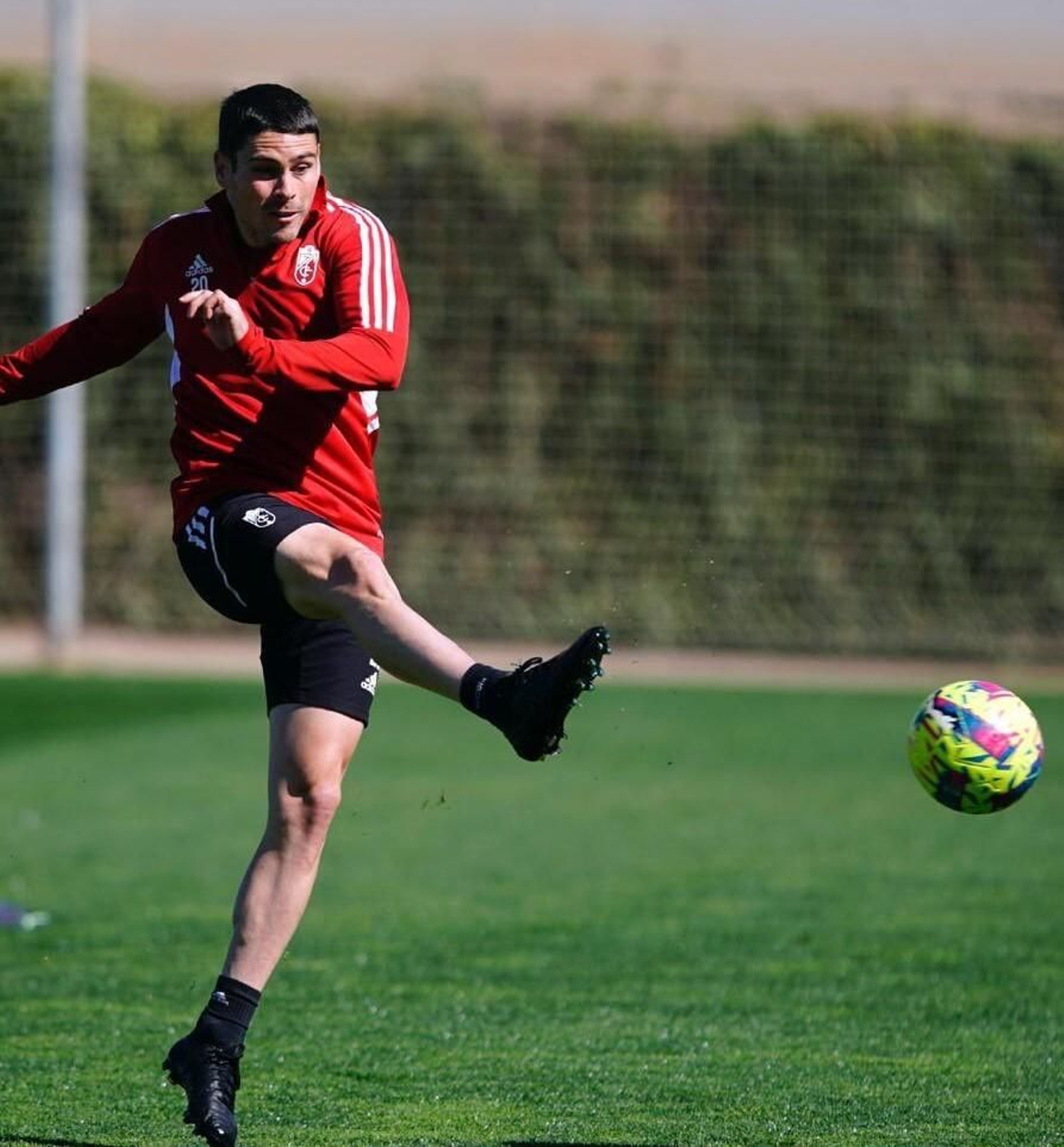 Sergio Ruiz golpea el balón en un entrenamiento