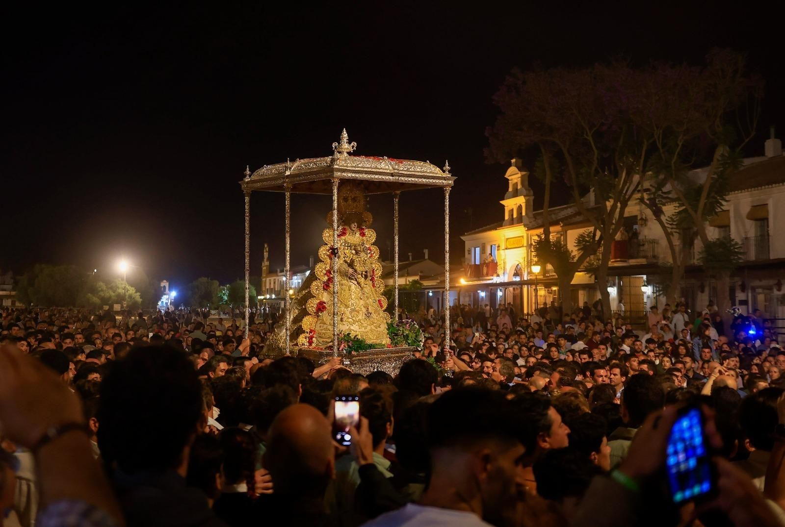 El paso de la Virgen del Rocío es trasladado al santuario tras el incidente.