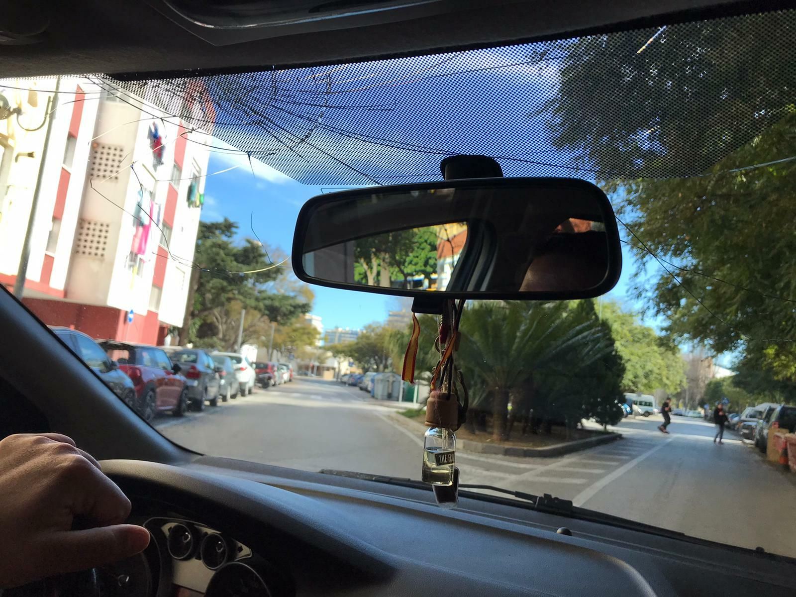 Así quedó el parabrisas del coche del árbitro Cabrera Noguera.