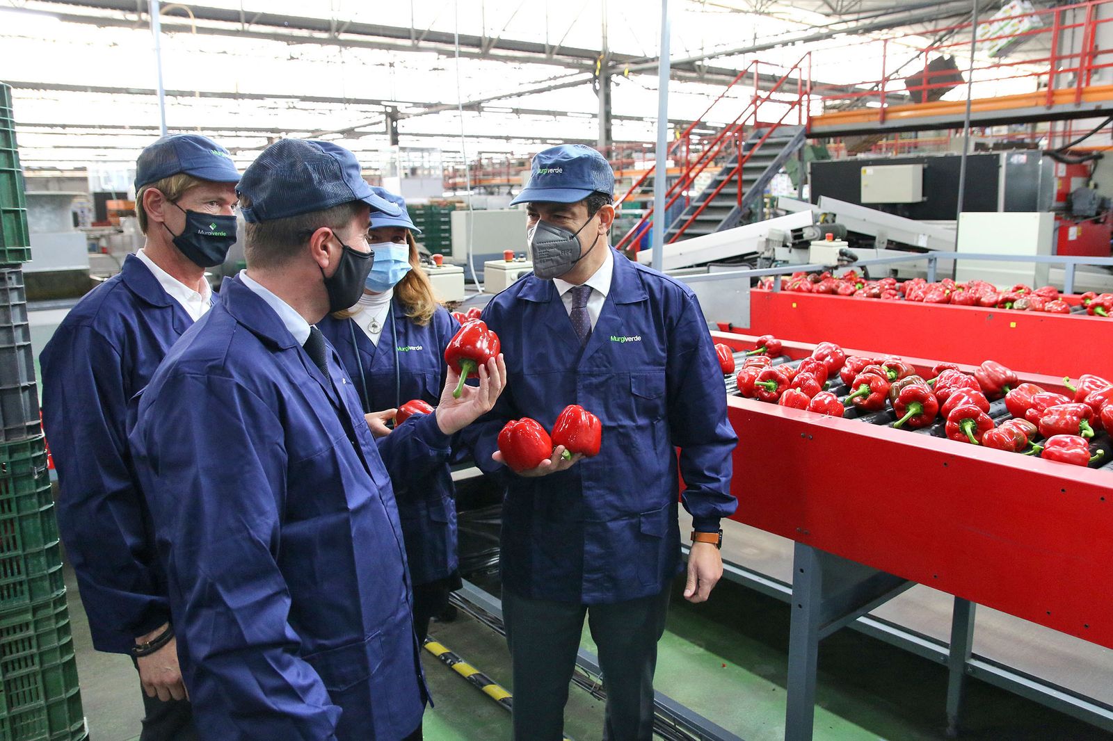 Fotogalería Juanma Moreno visita la cooperativa Murgiverde