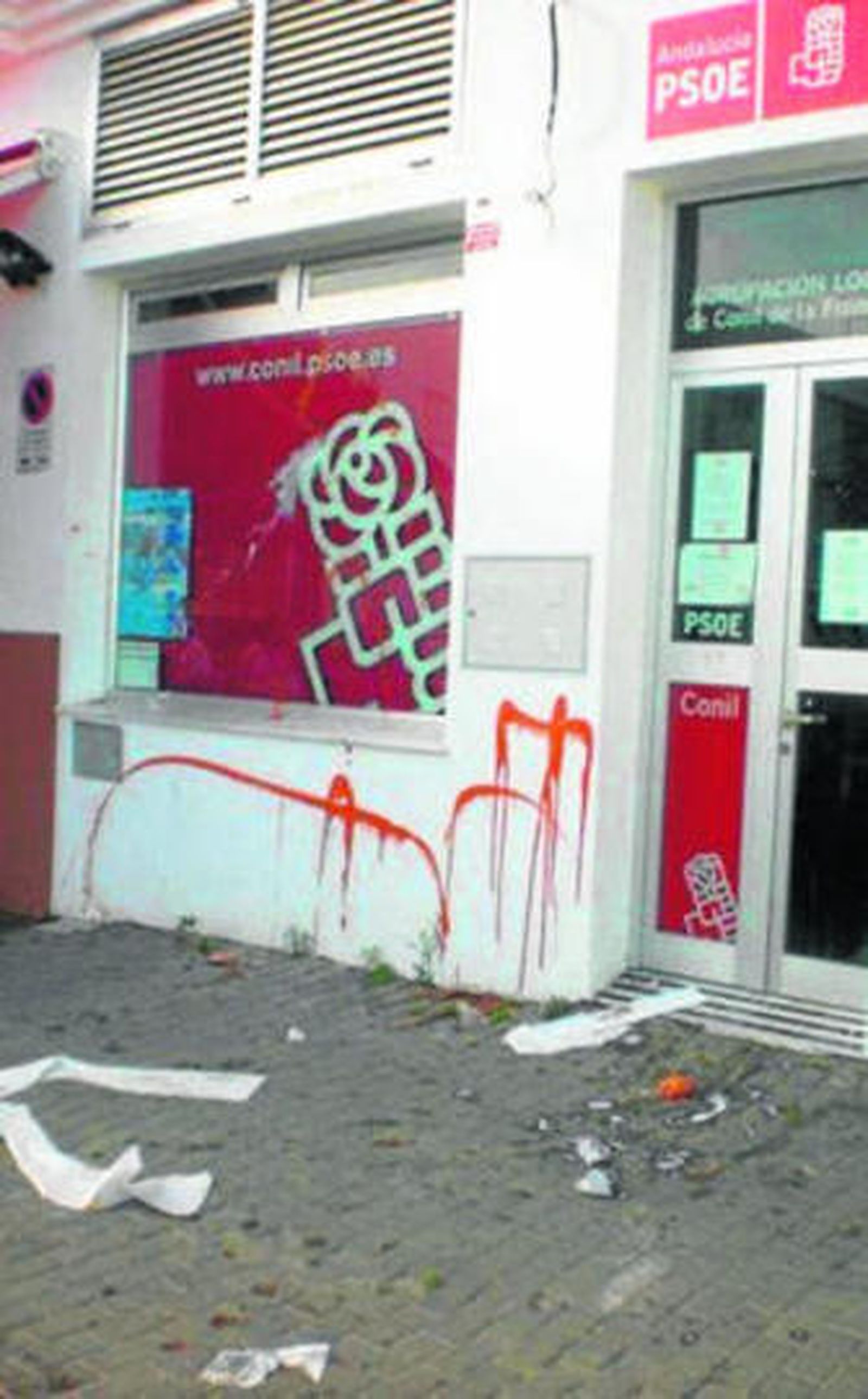 Estado en el que amaneció ayer la fachada de la sede socialista conileña.