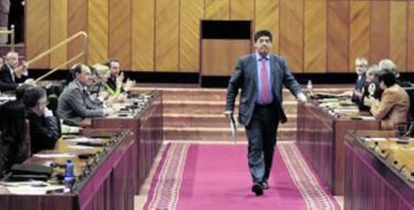 El coordinador regional de IU, Diego Valderas, ayer, tras su intervención en el debate de investidura.