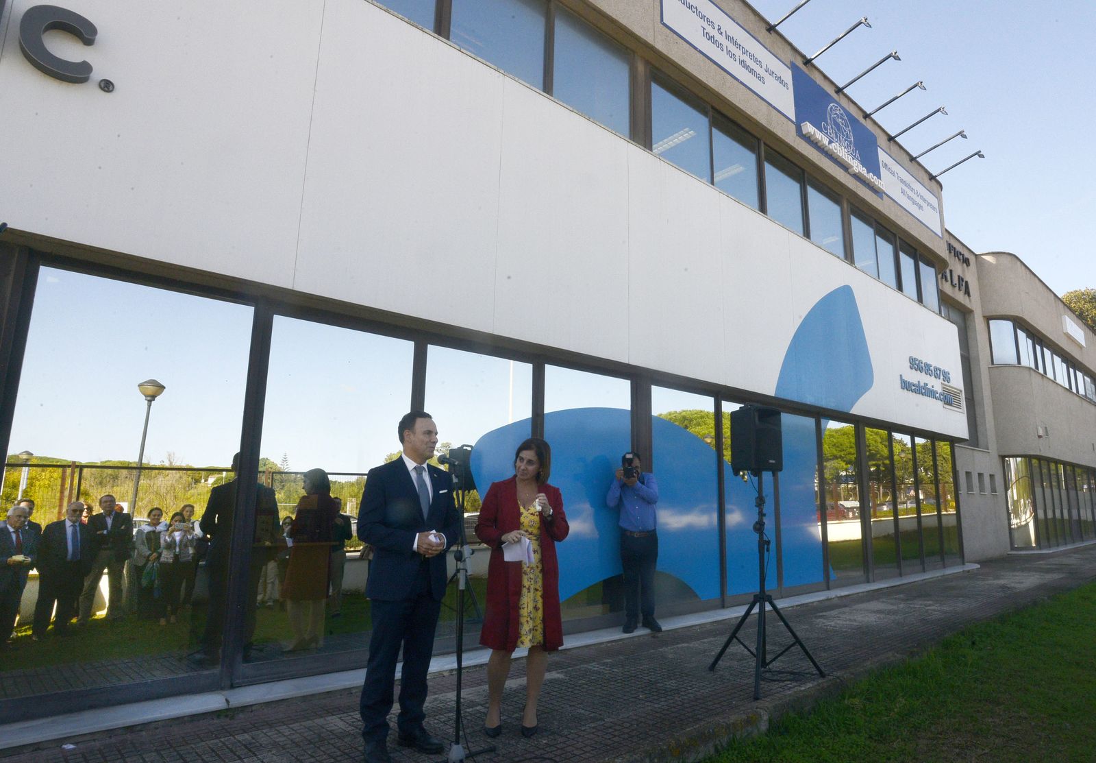 El alcalde, junto a la directora gerente de la empresa, Carolina Balsa.