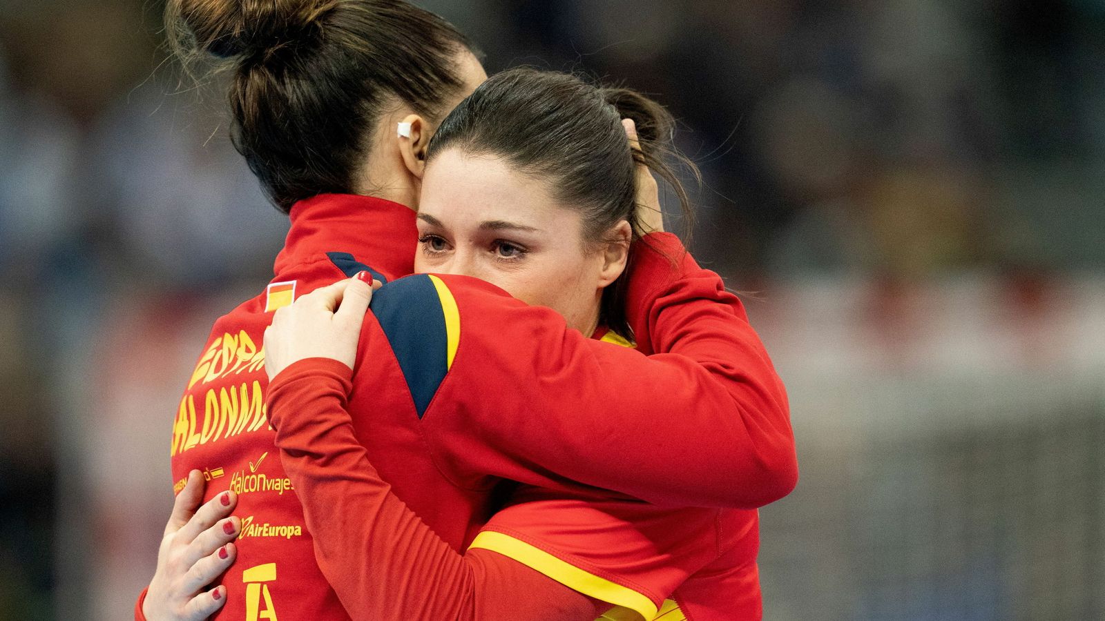 Sole López se abraza a una compañera después del partido.