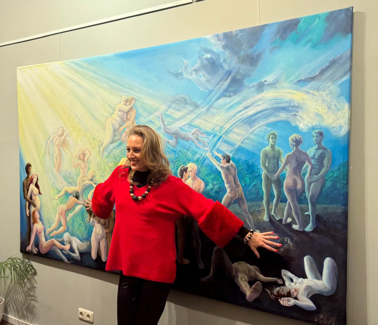 Caroline ante una  de sus obras.