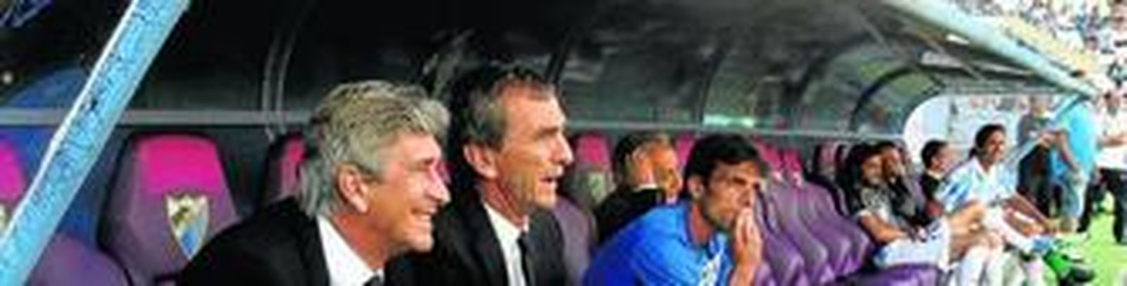 Manuel Pellegrini y Rubén Cousillas, distendidos en el banquillo antes del inicio del encuentro.