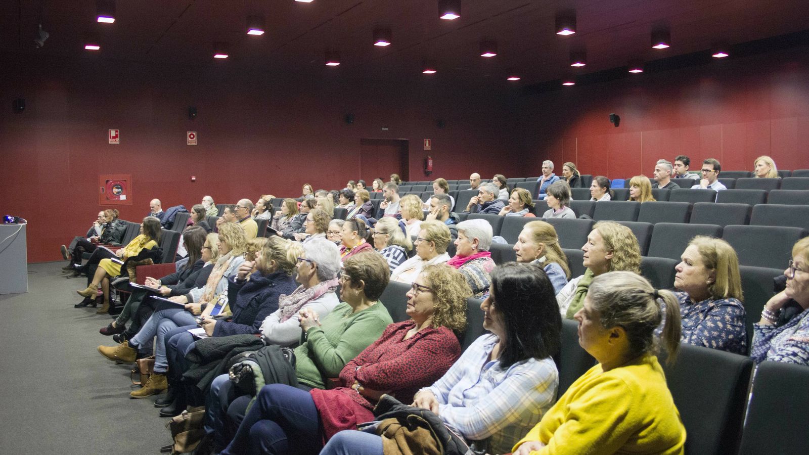 Público asistente a la ponencia de Mónica Martín, de Cuna de Platero, en Isla Cristina.