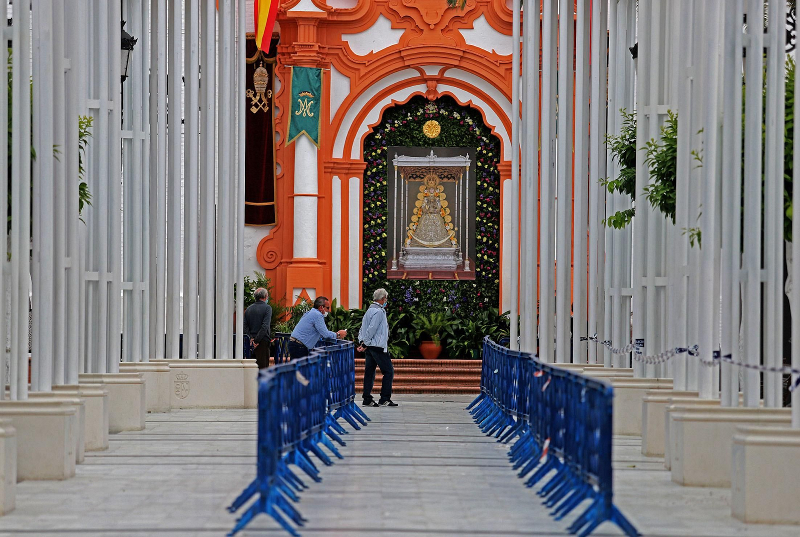 Imágenes de la jornada especial vivida en Almonte sin la procesión de la Virgen del Rocío