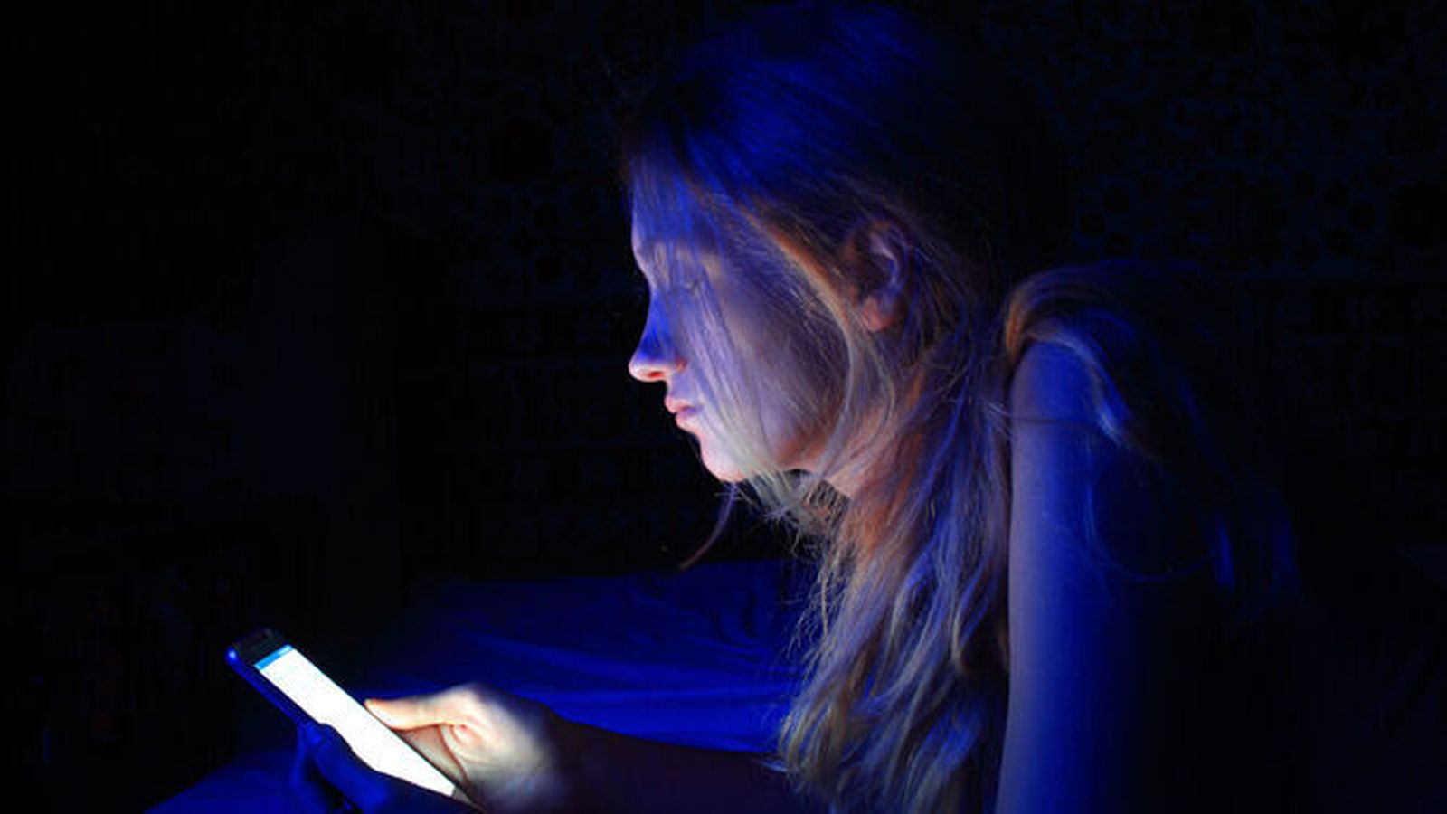 Joven que mira respuestas en su móvil