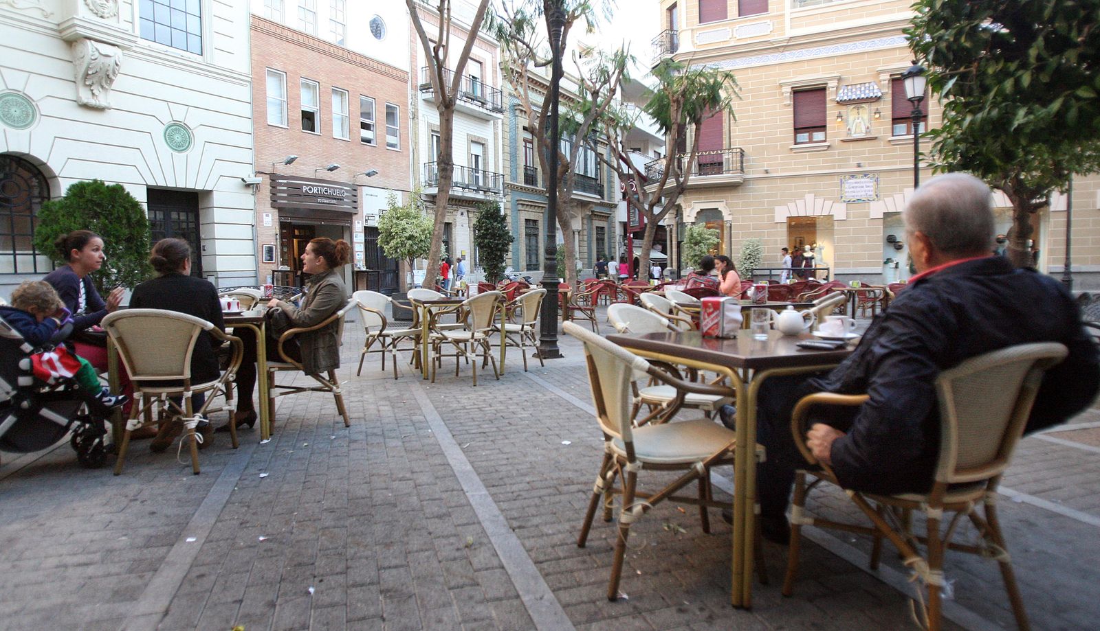 Veladores  en la plaza Alcalde Coto Mora de la capital, en el entorno del Gran Teatro.